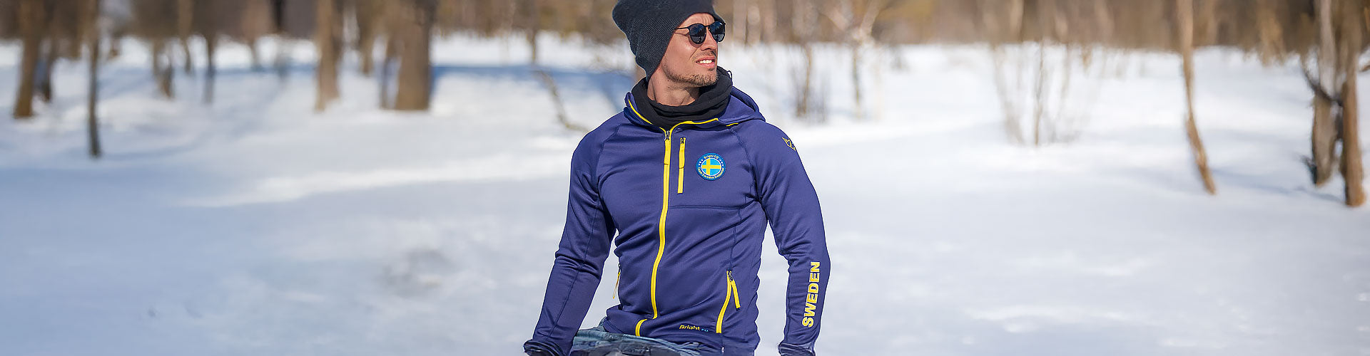 Man iklädd en Power Hoodie Sweden Edition från Bright Equipment®