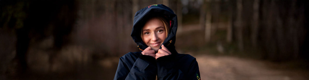 Närbild på ung flicka iklädd en Sapmi Edition Parka från Bright Equipment®