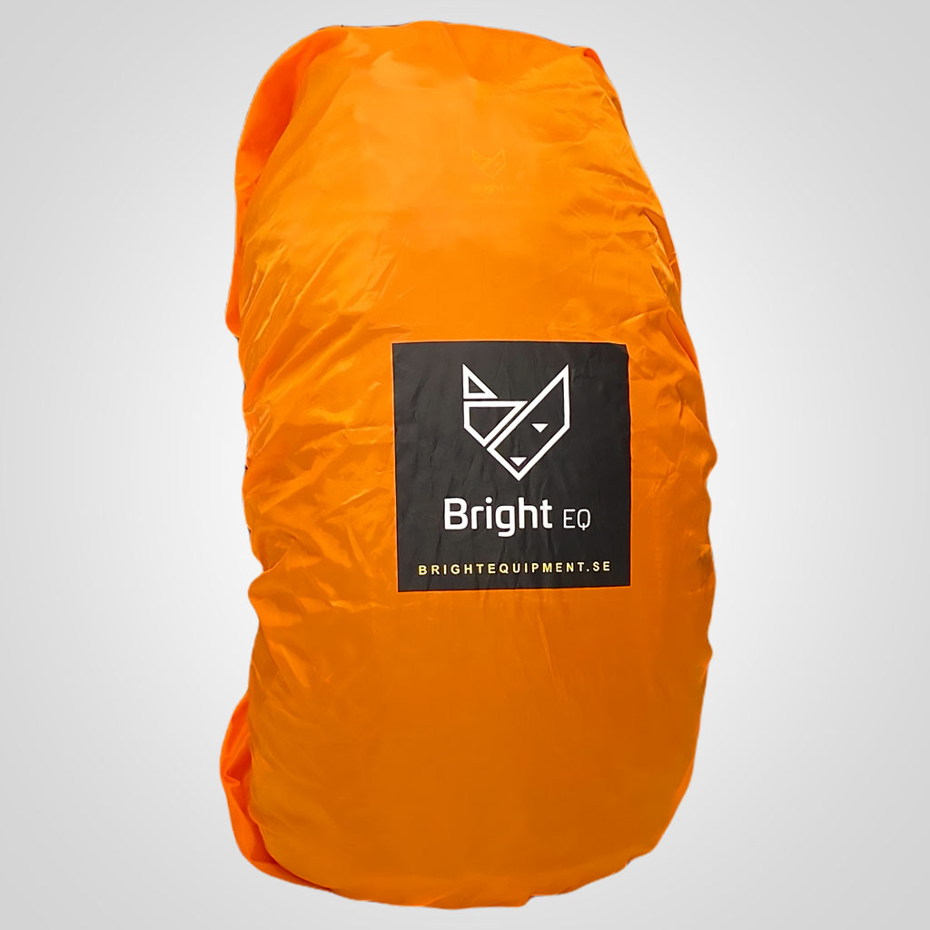 Ryggsäck från Bright Equipment med orange regnskydd.